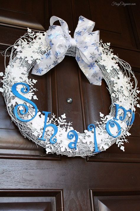 Hannukah Wreath Diy, Shalom Wreath, Sew Letters, Holiday Decor Hacks, Hannukah Decorations, Hebrew Holidays, Inexpensive Wreaths, Jewish Christmas, Hanukkah Lights