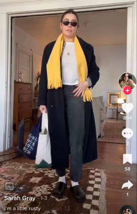 Super Birki Outfit, Yellow Scarf Outfit Winter, Burk Clog Outfits, Super Birki Clog Outfit, Yellow Scarf Outfit, Casual Yellow Scarf For Winter, Black Vintage Jeans, Clogs Street Style, Oversized Yellow Winter Cardigan