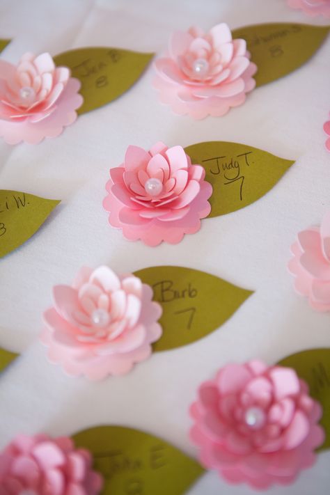 Wedding Place Cards ~ Lovely little place cards :) Valentines Place Cards, Tea Party Place Cards, Flower Name Card, Spring Place Cards, Wedding Place Card Table Flowers, Paper Flower Place Cards, Tea Party Name Place Cards, Christmas Place Cards Diy, Pressed Flower Place Cards