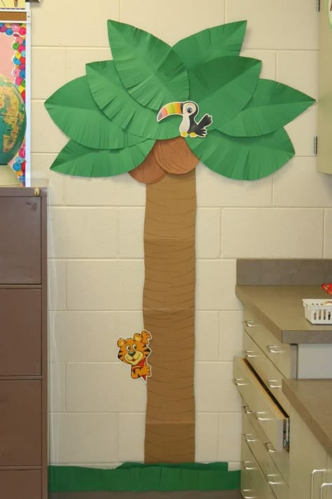 Palm tree for Maggies Jungle classroom. Tree Bulletin Boards, Safari Theme Classroom, Paper Palm Tree, Preschool Jungle, Jungle Classroom, Jungle Crafts, Random Animals, Jungle Theme Classroom, Rainforest Theme