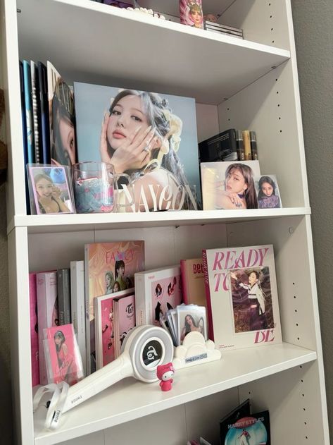 Aesthetic Room Kpop Decor, Twice Room Ideas, Bedroom Ideas Kpop Aesthetic, Twice Room Decor Kpop, Kpop Room Decor Ideas Aesthetic, Twice Room Decor, Twice Shelf, Fandom Bedroom Aesthetic, K Pop Room Ideas Aesthetic