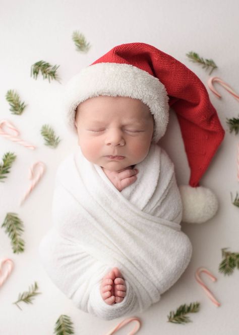 Newborn Home Photoshoot Christmas, Newborn Christmas Shoot, Newborn Gingerbread Photography, Newborn Christmas Hospital Pictures, Newborn Stocking Picture, Newborn Christmas Photos At Home, Newborn Boy Christmas Pictures, Newborn Christmas Card Ideas, Christmas Baby Pictures Newborn