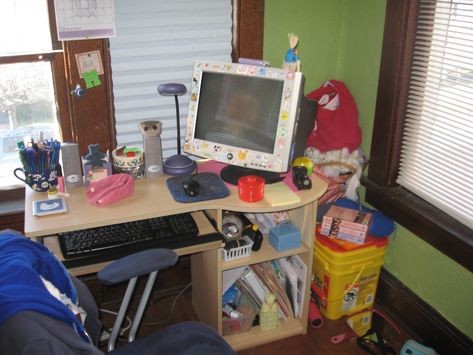 2000s Computer, 90s Bedroom, Banner Image, Otaku Room, Old Computers, Banner Images, Computer Setup, Pc Setup, My Desk