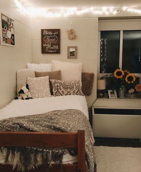 Beautiful Dorm Room, College Bedroom Decor, Dorm Sweet Dorm, Dorm Inspiration, College Bedroom, Dorm Diy, Dorm Room Diy, College Ideas, Cool Dorm Rooms