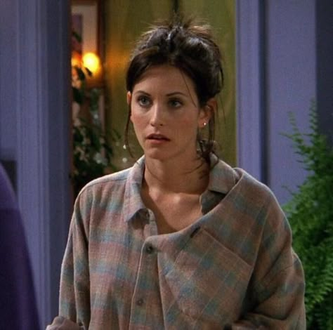 Monica Geller Hairstyles, Monica Geller Aesthetic, Monica Geller Friends, Monica Friends, Friends Outfits, Courtney Cox, Friends Cast, Friends Moments, Monica Geller