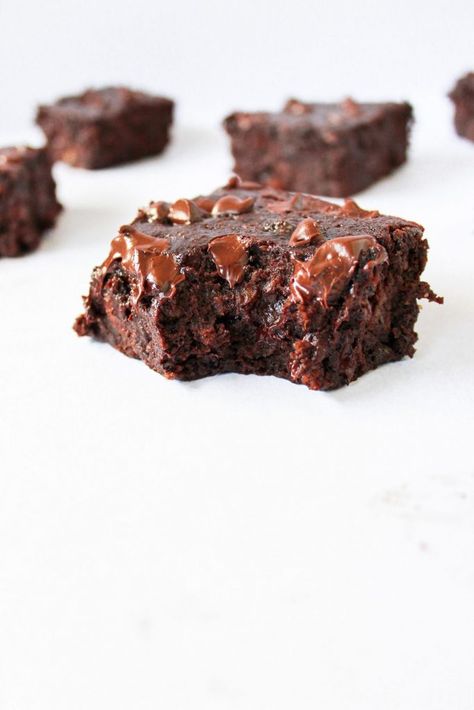 Healthy Banana Brownies - Sweets by Elise Low Calorie Banana Brownies, Healthy Banana Brownies, Healthy Slices, Bars Ideas, Healthy Bakes, Moist Brownies, Triple Chocolate Cookies, Healthier Sweets, Banana Brownies