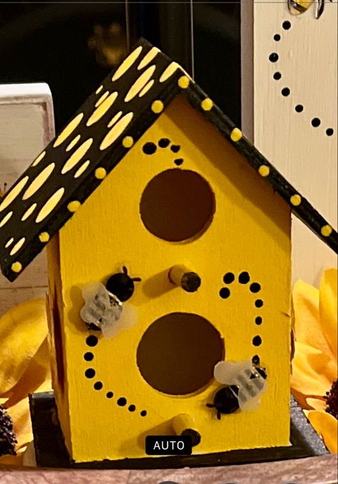 Bumble Bee Birdhouse, Decorated Birdhouses Ideas, Ladybug Diy Crafts, Wooden Bees Diy Wood, Diy Bee Hive Decoration, Bee Diy Craft, Diy Bee Decorations, Bee Craft Ideas, Bee Crafts For Adults Diy