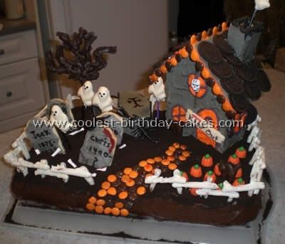 Haunted House Cake Photo Zombie Birthday Cakes, Gothic Birthday Cakes, Graveyard Cake, Haunted House Cake, Birthday Cake Inspiration, Scary Cakes, Spooky Graveyard, Fiesta Halloween, Halloween Cake Decorating