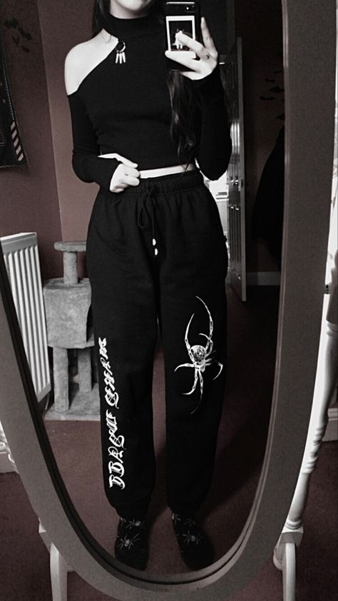 Goth Sweatpants Outfit, Alt Sweatpants Outfit, Jogger Gym Outfit, Sporty Goth Outfits, Goth Sweatpants, Goth Joggers, Goth Gym Outfits, Athletic Goth, Lazy Goth Outfits