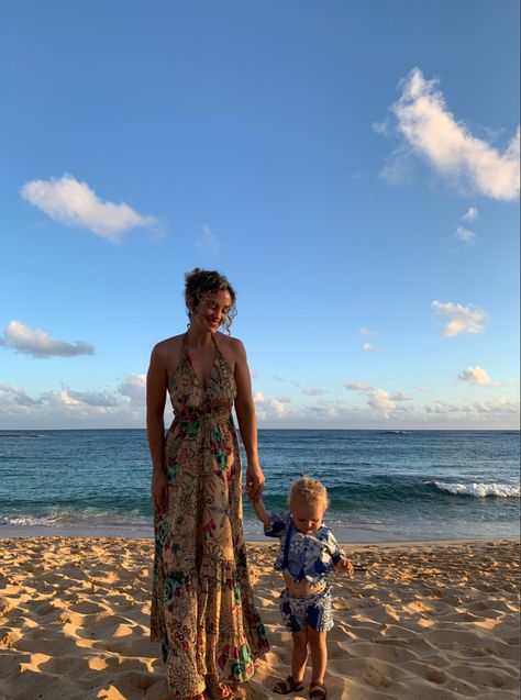 Hawaii Family Aesthetic, Family Vacation Aesthetic Pictures, Island Mom Aesthetic, Hawaii Mom Aesthetic, Island Family Aesthetic, Beach Mom Aesthetic, Beach Family Aesthetic, Family In Hawaii, Pregnant Beach