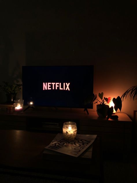 Soiree Chill, Netflix Night Aesthetic, Chill Sunday Aesthetic, Cozy Netflix Aesthetic, Cozy Night In Aesthetic, Watching Netflix Aesthetic, Couch Aesthetic Night, Watching Television Aesthetic, Cozy Netflix Night Aesthetic