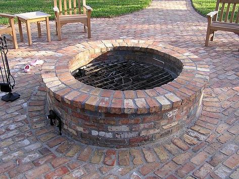 From fire pits to birdbaths, we have a variety of creative brick project ideas. Get inspired by brick DIY projects from the experts at Historical Bricks. Boma Ideas, Stoep Idees, Outdoor Firepits, Homemade Fire Pit, Paver Fire Pit, Fire Pit Plans, Fire Pit Materials, Brick Projects, Brick Fire Pit