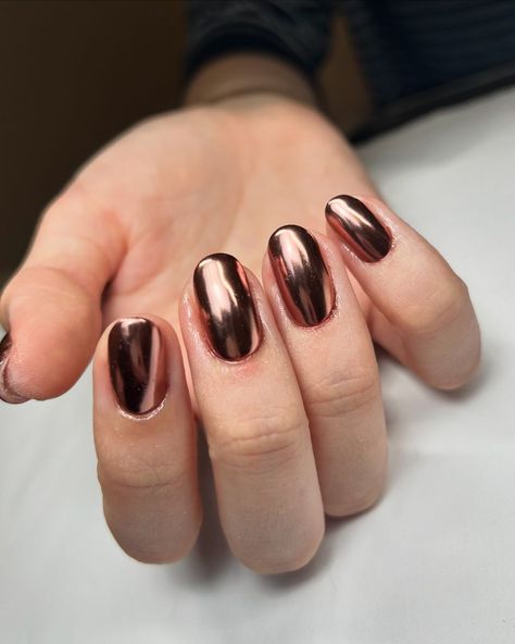 The “Moscow Mule” Nail Trend Is the Perfect Chrome Manicure for Fall Copper Chrome Nails, Taupe Nails, Chrome Manicure, Fall Manicure, Fall Nail Trends, Nail Trend, Modern Nails, Oval Nails, Brown Nails