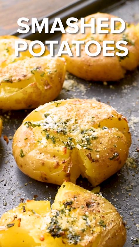 Cheese Smashed Potatoes, Pudding Chia, Side Dish Recipes Easy, Easy Side Dish, Tasty Videos, Makanan Diet, Smashed Potatoes, Potato Side Dishes, Baked Potatoes