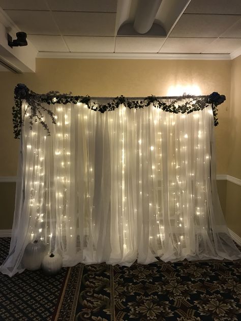 Sweet 16 photo backdrop Mascarade Party Balloons, Sweet 16 Prom Theme, Masquerade Sweet 16 Decorations, Mascarade Party Sweet 16, Masquerade Party Backdrop Ideas, Prom Ideas Theme Masquerade, Masquerade Ball Decorations Backdrops, Mascarade Ball Decorations Prom, Maskerade Quinceanera Ideas