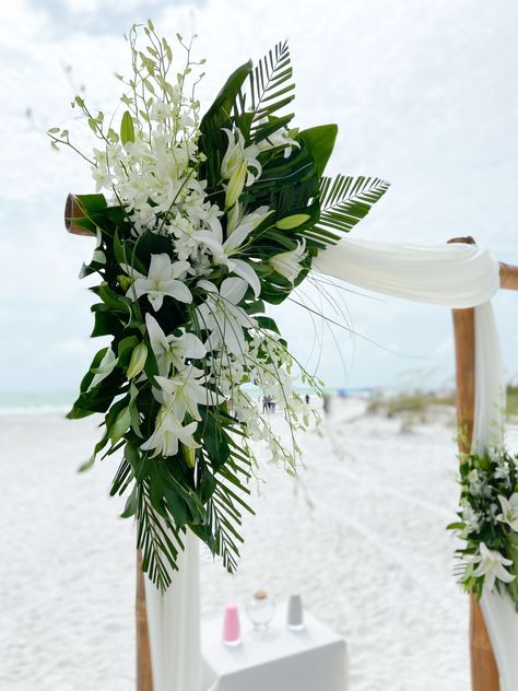 Tropical Wedding Centerpieces, Beach Wedding Arch, Tropical Wedding Theme, Beach Wedding Ceremony, Tropical Wedding Inspiration, Palm Wedding, Wedding Alters, Dream Beach Wedding, Tropical Beach Wedding