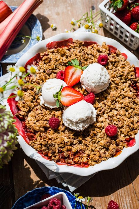 We love this vegan and gluten free Strawberry Rhubarb Crisp for a delicious and easy spring or summer dessert! It has a tart, sweet, jammy filling and a buttery oat topping that the whole family will love. Don't forget to serve with a scoop of vanilla ice cream! Blueberry Rhubarb Crisp, Raspberry Oatmeal, Raspberry Rhubarb, Strawberry Rhubarb Crisp, Rhubarb Desserts, Rhubarb Crisp, Vegan Carrot Cakes, Spring Desserts, Vegan And Gluten Free