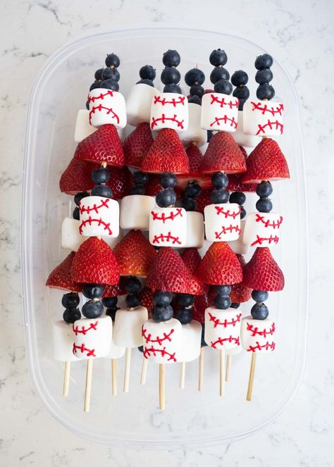 Baseball fruit skewers with marshmallows, strawberries and blueberries - a quick and tasty snack idea for kids games, parties and more! Baseball Fruit Kabobs, Softball Fruit Tray Ideas, Baseball Party At The Park, Baseball Birthday Party Snacks, Baseball Birthday Treats, Baseball Kabobs, Baseball Treat Ideas, Baseball Party Appetizers, Baseball Fruit Tray Ideas