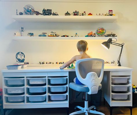 Lego Table Bedroom, Boys Bedroom Lego Storage, Boys Lego Room Ideas Bedroom, Lego Shelf Ideas, Boys Lego Bedroom Ideas, 8 Year Boy Room Ideas, Kids Gaming Room Ideas Boys, Lego Boys Room, Kids Lego Storage