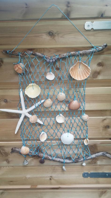 Beach Net Wall Decor, Fishing Net Wall Decor, Fish Net Decor, Beach Hut Decor, Beach Crafts Diy, Seashell Art Diy, Beach Room Decor, Driftwood Art Diy, Beach Art Painting