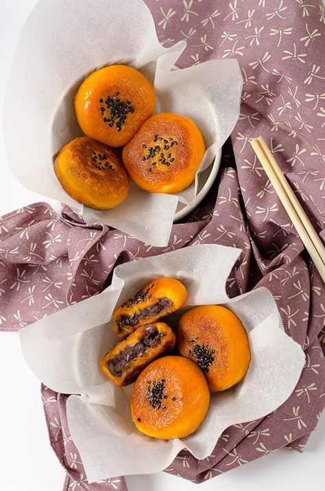 Chinese Pumpkin Bun | Omnivore's Cookbook Chinese Dessert Recipes, Warm Desserts, Chinese Dessert, Resep Diet, Sweet Dough, Popular Desserts, Steamed Buns, Asian Desserts, Almond Cookies