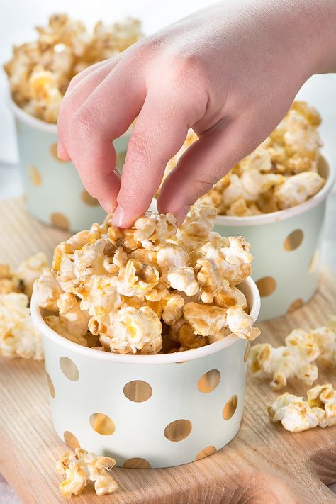 How to make sweet popcorn at home that tastes even better than at the cinema, including four different ways to pop your corn. Flavored Popcorn Recipes, Popcorn Recipes Sweet, Popcorn At Home, Popcorn Recipes Easy, Sweet Popcorn, Healthy Eating Snacks, Popcorn Recipe, Flavored Popcorn, The Cinema