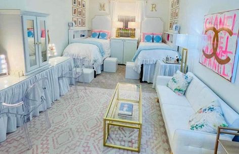 College Of Charleston Dorm Room, Bed Decorating Sorority, Kentucky Dorm Room, Alabama Dorm Room, Sorority Bedroom, College Room Ideas, Sorority Dorm Room, Ole Miss Dorm Room, Trendy Dorm Room Ideas