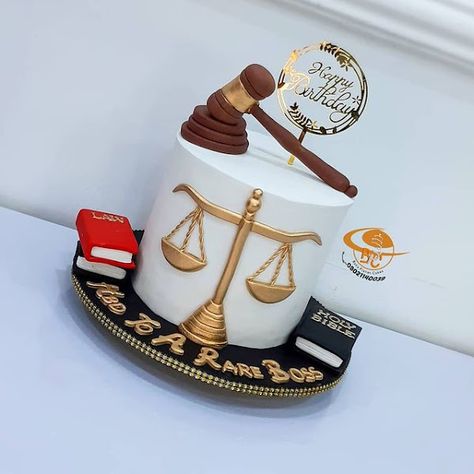 Lawyer Birthday Cake Ideas, Lawyer Cake, Gym Cake, Graduation Party Cake, Dad Birthday Cakes, Law School Graduation, Cool Cake Designs, Cake Design Ideas, Cake Decorating Frosting