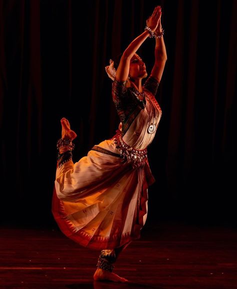 Arangetram Costumes, Dramatic Gamine, Sanatan Dharam, Bharatanatyam Costume, Bharatanatyam Poses, Dance Photoshoot, Indian Culture And Tradition, Dancer Poses, Dance Photography Poses