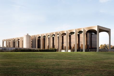 Oscar Niemeyer's "Favorite Project in Europe" Captured in Spectacular Photo Set by Karina Castro,© Karina Castro Modern Orphanage, Modern Architecture Photography, Tasting Room Ideas, Greece Hotel, Arabian Architecture, Theatre Architecture, Toll Gate, Islamic School, Best Places In Italy