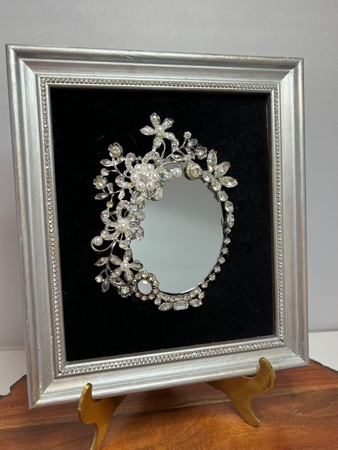 Bedazzled Mirror, Vintage Jewelry Display, Jewelry Trees, Jewerly Art, Jeweled Picture, Old Jewelry Crafts, Costume Jewelry Crafts, Jewel Frames, Jewelry Repurposed