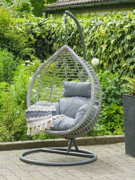 Enjoy supreme relaxation in our Salzburg Egg Chair. Made from durable, weather-resistant materials it is perfect for sitting back and enjoying your garden or home in comfort. Egg Hanging Chair, Egg Chair Patio, Luxurious Garden, Modern Garden Furniture, Egg Chairs, Chair Garden, Louvered Pergola, Swing Chair Outdoor, Hanging Egg Chair