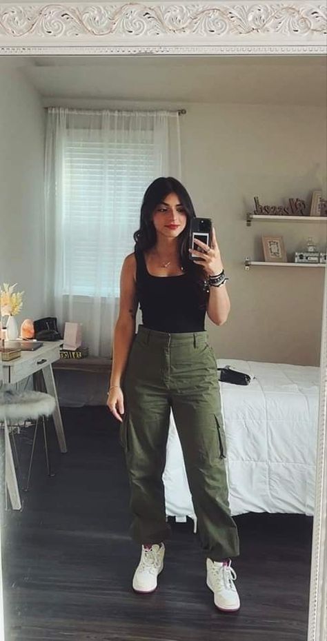 Black Jogger Summer Outfit, Cargo Pants With Bodysuit Outfit, Green Olive Cargo Pants Outfit, How To Style Olive Green Pants, Green Cargo Outfits Women, Olive Green Jeans Outfit, Style Green Cargo Pants, Cargo Outfits Women, Green Jeans Outfit