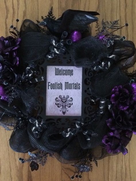 Haunted Mansion Wreath, Haunted Mansion Halloween, Halloween Decoration Ideas, Diy Halloween Wreath, Halloween Outdoor, Wreath Wall, Disney S, Wreath Ideas, Haunted Mansion