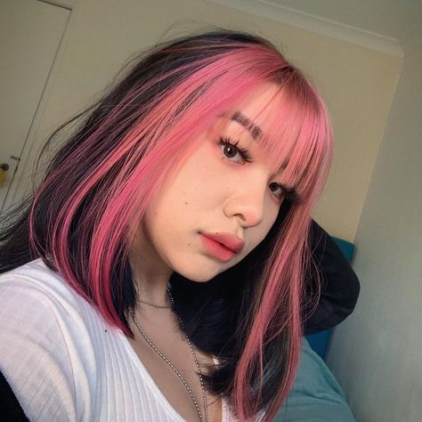 E Girl Hair, Pink And Black Hair, Split Dyed Hair, Pink Hair Dye, Hair Color Streaks, Hair Streaks, Pretty Hair Color, Dye My Hair, Hair Dye Colors