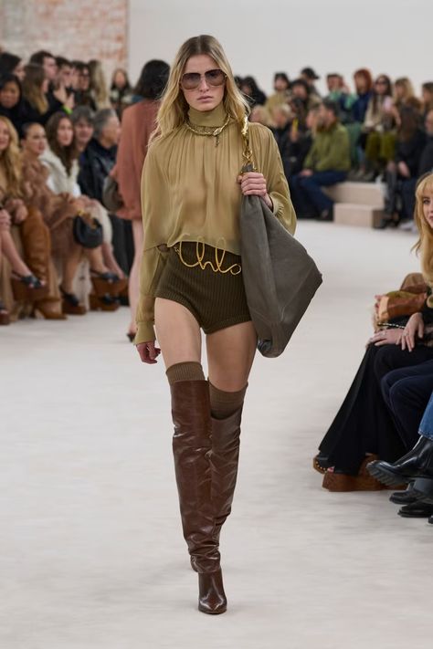 CHLOE autumn winter fashion trends Chloe Fashion, Look Jean, Moda Paris, Winter Boho, Winter Chic, Fashion Trends Winter, Boho Chic Outfits, Runway Trends, Trend Forecasting