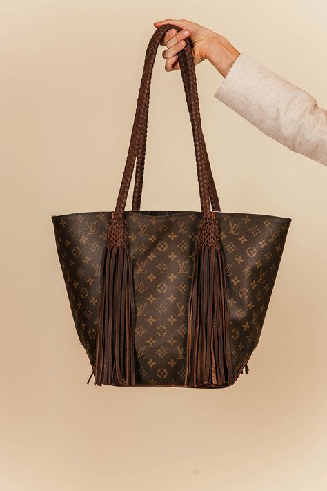 This is a Louis Vuitton Monogram bag, measuring 15.75 x 20 x 5.5 inches. The top part of the bag is 18 inches, and the middle part of the bag is 17 inches. It is an open top with one interior zippered pocket to secure your wallet and other valuables. Great for travel with its ultra roomy but never bulky style for daily use. All bags are ated, lovingly cleaned, restored and enhanced with our beautiful leather braided handles, by hand here in the United States!*** All sales are final. These items are on clearance and the prices reflect the condition of the items. *** Louis Vuitton Monogram Bag, Monogram Bag, Middle Parts, Open Top, Flash Sale, Bag Sale, Louis Vuitton Monogram, The United States, Braids