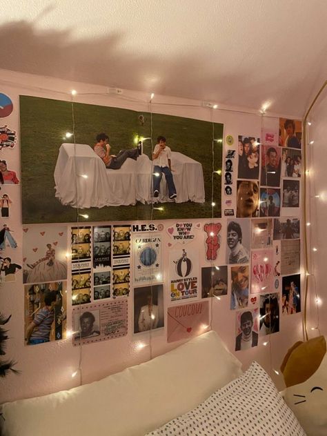 Harry Styles Room Inspiration, Harry Core Room, Harry Styles Room Aesthetic, Harry Styles Room Ideas, Harrycore Room, Aesthetic Pinterest Board Ideas, Harry Styles Themed Room, Fangirl Room Aesthetic, Harry Styles Bedroom