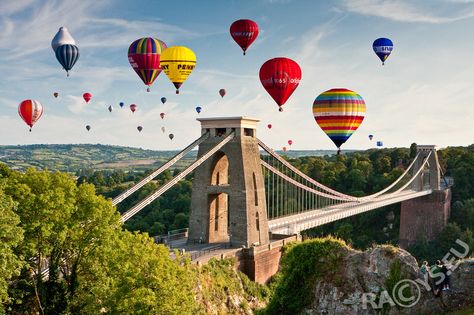 Bristol Balloon Festival at Clifton Bridge. I will go one day...I will I will I will! Clifton Bridge, Bristol Balloon Fiesta, Fire Balloon, Air Balloon Festival, Hot Air Balloon Festival, Hot Air Balloon Rides, Air Balloon Rides, Suspension Bridge, Bucket Lists