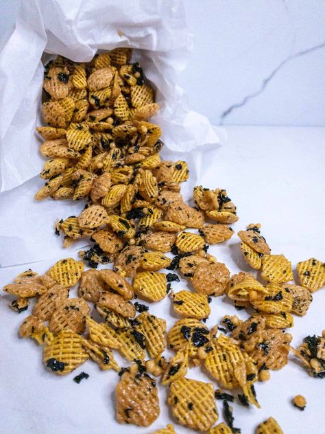 Furikake Crispix Mix Hawaiian Trail Mix Recipe, Asian Chex Mix Recipes, Crispix Recipes, Furikake Chex Mix Recipes, Crispix Snack Mix Recipe, Crispix Snack Mix, Chex Mix Recipes Sweet, Chex Recipes, Hawaiian Foods