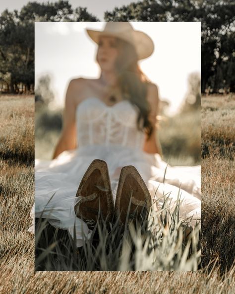 Horse Bride Photoshoot, Western Bridal Portraits, Bride On Horseback, Horse Bridal Portraits, Bridal Portraits With Horses, Bridal Styled Shoot, Country Bride, Runaway Bride, Bridal Pictures