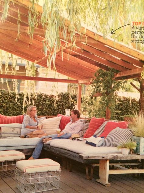 Slanted roof slat pergola / via better homes and gardens Slanted Pergola, Pergola Carport, Backyard Shade, Pergola Swing, Deck Designs Backyard, Patio Shade, Outdoor Comfort, Pergola With Roof, Casa Exterior