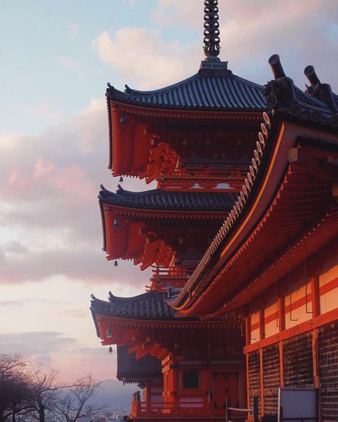 Kiyomizu-dera en la ciudad de Kioto, Japón. El conjunto forma parte de los Monumentos históricos de la antigua Kioto, pertenecientes al Patrimonio de la Humanidad declarado por la Unesco.​ Wikipedia Fire Nation Aesthetic, Travel Agent Career, Ad Infinitum, Kubo And The Two Strings, Kimono Gallery, Single Travel, Nara Japan, Travel Destinations Bucket Lists, Fire Nation