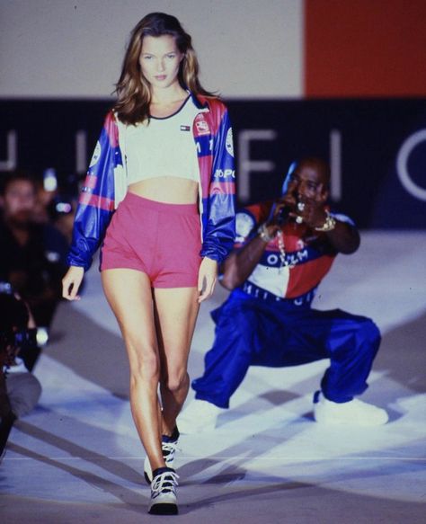 Runway Kate Moss, Tommy Hilfiger Aesthetic, Tommy Hilfiger 90s, Vlada Roslyakova, 90s Tommy Hilfiger, 90s Runway, 90s Hiphop, Outfits Retro, Post Ideas