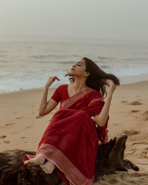 Simple Saree Aesthetic, Bengali Saree Look Simple, Saree Beach Photoshoot, Aesthetic Saree Look, Photoshoot Saree, Saree Photography, Saree Aesthetic, Saree Shoot, Pic Edit