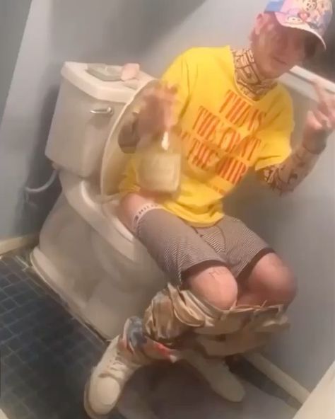 Lil Peep on Instagram: “Peep on the toilet 😂�😂🖤 • •  #peep #lilpeep #lilpeep4ever #riplilpeep #gothboiclique #hellboy #crybaby #gustavahr #lilbopeep #cowys2…” Hellboy Tattoo, Lil Peep Lyrics, Lil Peep Hellboy, Goth Boy, Little Bo Peep, Musica Rock, Bo Peep, Loving U