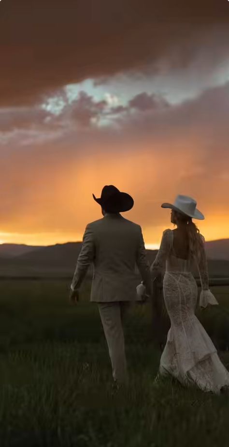 Western Bride Photoshoot, Bride And Groom With Horse, Classic Western Wedding, Cowboy Wedding Photos, Cute Country Wedding Ideas, Western Wedding Picture Ideas, Spring Western Wedding Colors, Stable Weddings, Gothic Western Wedding