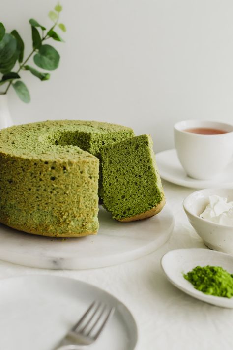 Matcha Chiffon Cake, Japanese Chiffon Cake, Cake Matcha, Chiffon Cake Recipe, Pandan Chiffon Cake, Pandan Cake, Matcha Coffee, Matcha Recipes, How To Make Matcha