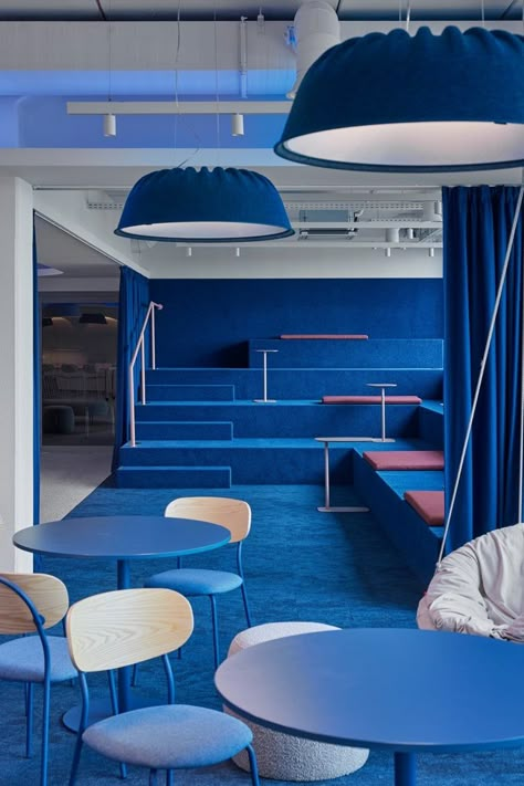 Colorful Conference Room, Blue Conference Room, Blue Meeting Room, Monochromatic Architecture, Tennis Room, Office Interior Design Creative, Office Creative Space, Monochromatic Interior, Banks Office