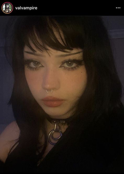 Lazy Goth Makeup, No Eyebrows Makeup Look Alt, Hooded Eye Alt Makeup, Alt Eyebrows, Goth Dolly Makeup, Emo Goth Makeup, Soft Emo Makeup, Pretty Goth Makeup, Cute Alt Makeup